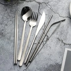 House Of Husk Reisbestek - Reis Bestekset - Chopsticks - Metalen Rietjes Met Borstel - Lepel - Vaatwasserbestendig - RVS - 7 Delig - Zilver 8 House Of Husk Reisbestek - Reis Bestekset - Chopsticks - Metalen Rietjes Met Borstel - Lepel - Vaatwasserbestendig - RVS - 7 Delig - Zilver -Buiten Kamperen 1200x1200 768
