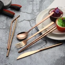 House Of Husk Reisbestek - Reis Bestekset - Chopsticks - Metalen Rietjes Met Borstel - Lepel - Vaatwasserbestendig - RVS - 7 Delig - Rose Goud 9 House Of Husk Reisbestek - Reis Bestekset - Chopsticks - Metalen Rietjes Met Borstel - Lepel - Vaatwasserbestendig - RVS - 7 Delig - Rose Goud -Buiten Kamperen 1200x1200 839