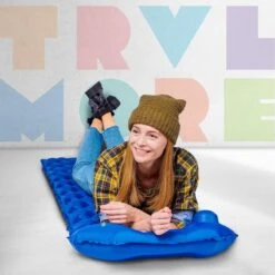 TRVLMORE Slaapmat - Zelfopblazend - 1 Persoons - Ingebouwde Pomp En Kussen - Blauw -Buiten Kamperen 1200x1200 870