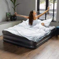 BluMill Luchtbed - 2-persoons - Ingebouwde Pomp - 203x152x36 Cm - Duurzame Keuze -Buiten Kamperen 1200x1200 921