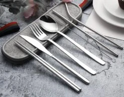 House Of Husk Reisbestek - Reis Bestekset - Chopsticks - Metalen Rietjes Met Borstel - Lepel - Vaatwasserbestendig - RVS - 7 Delig - Zilver 9 House Of Husk Reisbestek - Reis Bestekset - Chopsticks - Metalen Rietjes Met Borstel - Lepel - Vaatwasserbestendig - RVS - 7 Delig - Zilver -Buiten Kamperen 1200x940