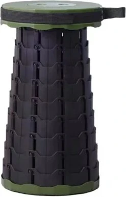 Kampeerkruk - Uitschuifbare Kruk - Military / Groen - Tot 120 Kg - Travel Stool - INCLUSIEF OPBERGZAK - Opvouwbare Campingkruk - Inklapbaar Krukje - Telescopische Kruk - Camping - Outdoor -Buiten Kamperen 770x1200