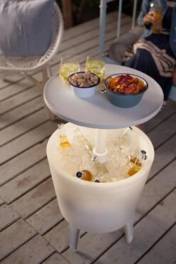 Keter Coolbar Partytafel – Lichtgevend - 49,5x49,5x57cm - Wit 14 Keter Coolbar Partytafel – Lichtgevend - 49,5x49,5x57cm - Wit -Buiten Kamperen 800x1200 10